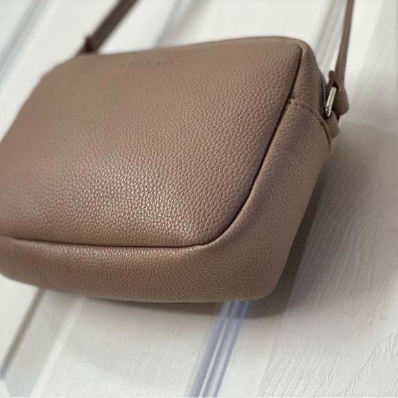 Bugatti women’s essentials crossbody bags excellent condition no damages. - Picture 7 of 7